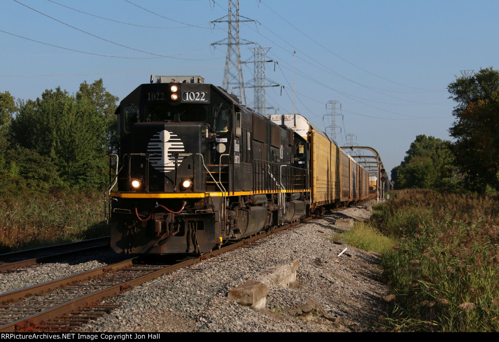 L572 rolls south back to Flat Rock Yard